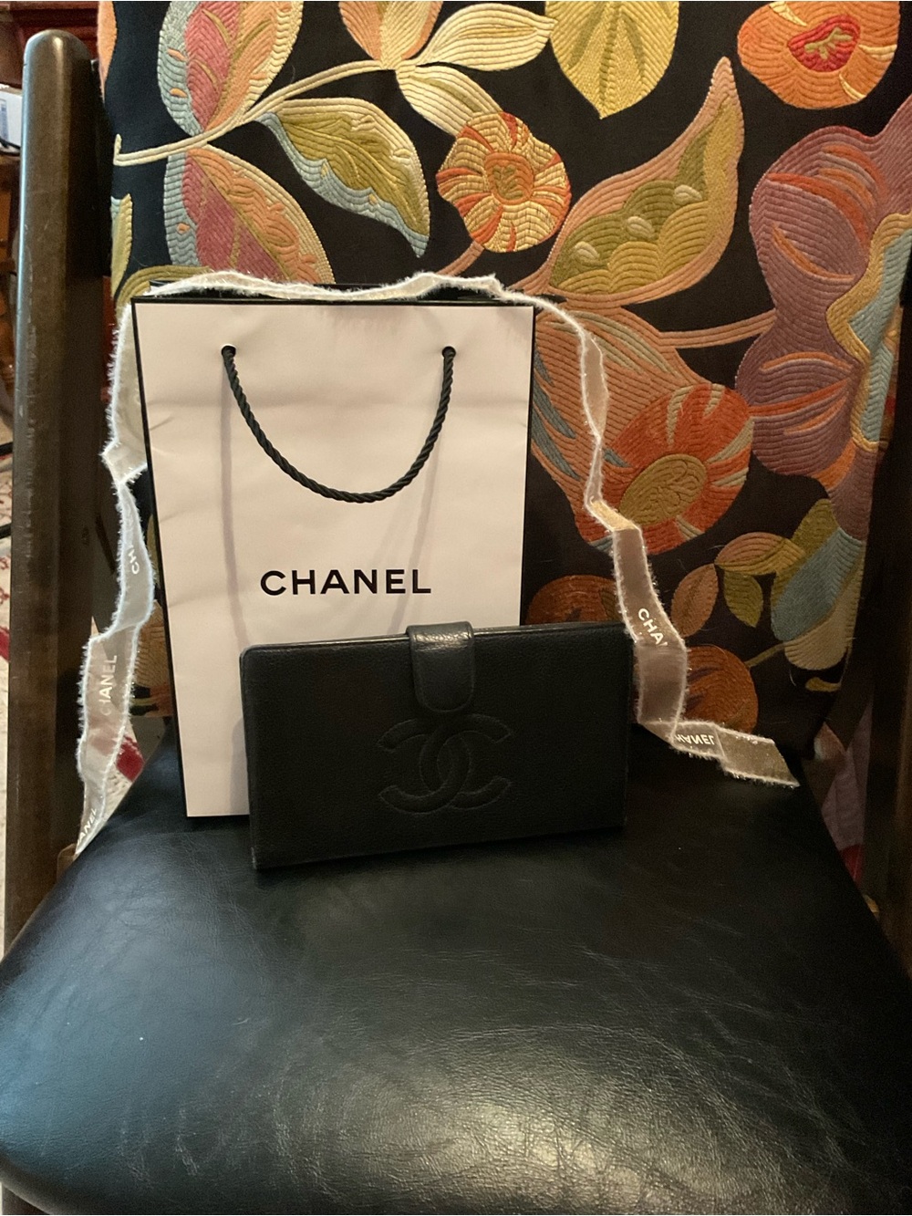 CHANEL Black Leather Wallet with Embossed CC Vintage genuine